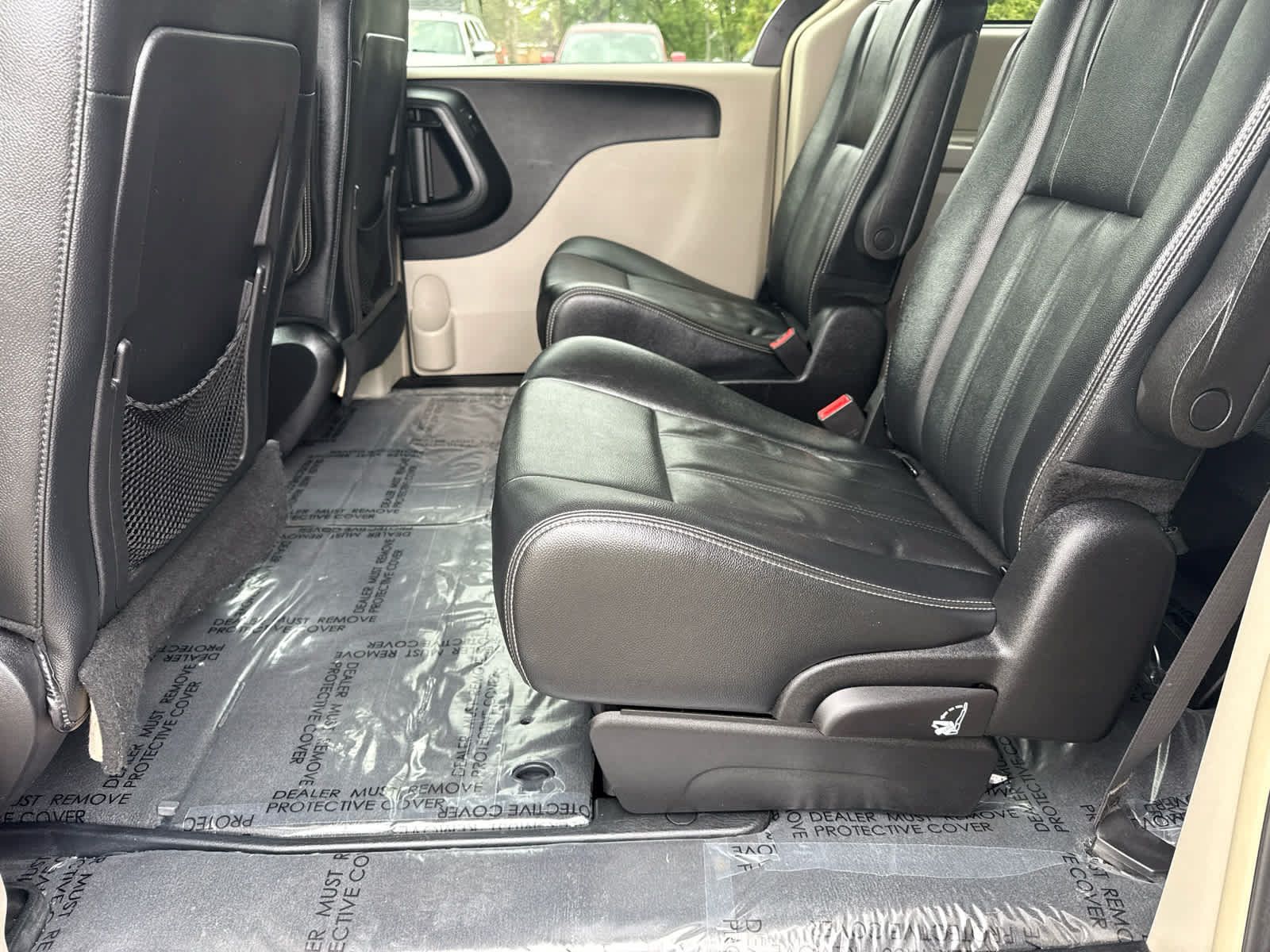 Used 2016 Chrysler Town & Country Touring FWD image 13