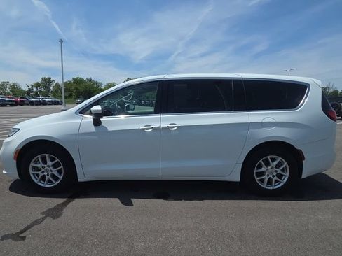 Used 2023 Chrysler Pacifica Touring-L FWD image 16