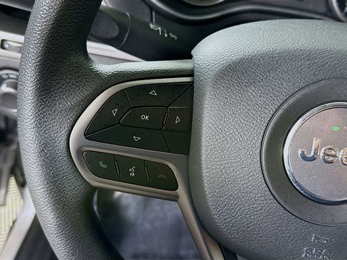 Used 2021 Jeep Cherokee Latitude w/ Mopar Interior Package FWD image 20