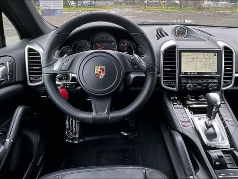 Used 2014 Porsche Cayenne Platinum Edition image 7