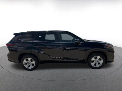 Used 2025 Toyota Highlander LE FWD image 16