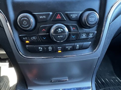 Used 2019 Jeep Grand Cherokee Laredo image 26