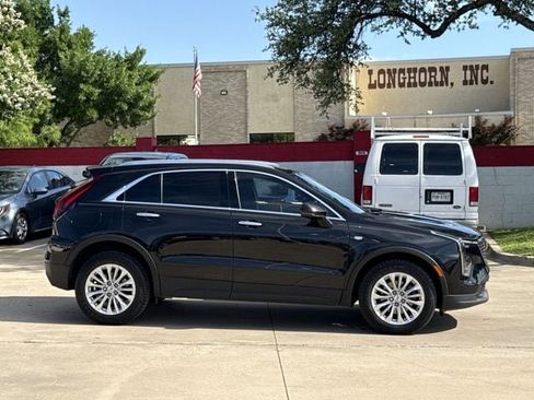 Used 2024 Cadillac XT4 Luxury w/ Cold Weather Package FWD image 3