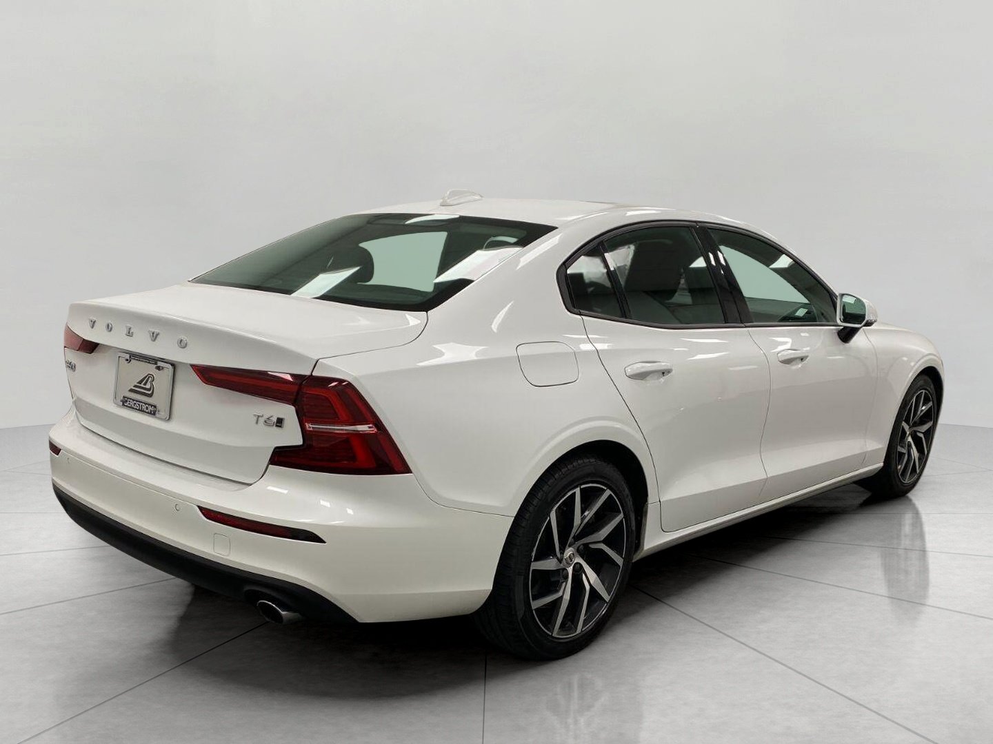 Used 2020 Volvo S60 T6 Momentum AWD/4WD image 3