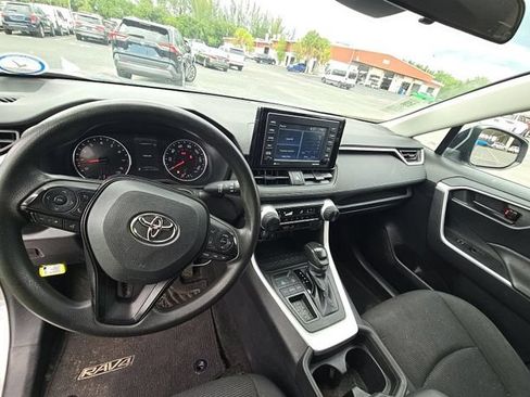 Used 2021 Toyota RAV4 LE FWD image 11