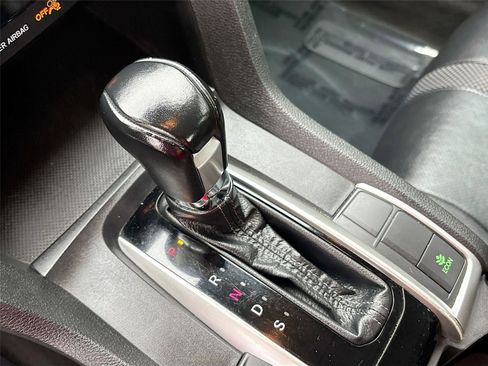 Used 2019 Honda Civic Touring image 18