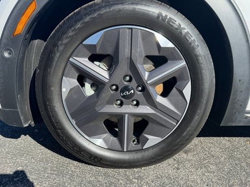 Used 2025 Kia EV6 Light w/ Light LR Technology Package image 9