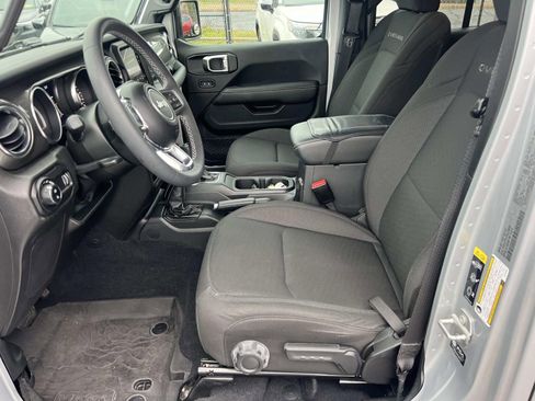 Used 2023 Jeep Gladiator Overland w/ Trailer Tow Package image 9