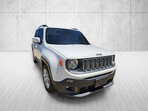 Used 2018 Jeep Renegade Latitude FWD image 3
