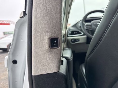 Used 2023 Chrysler Pacifica Touring-L FWD image 25