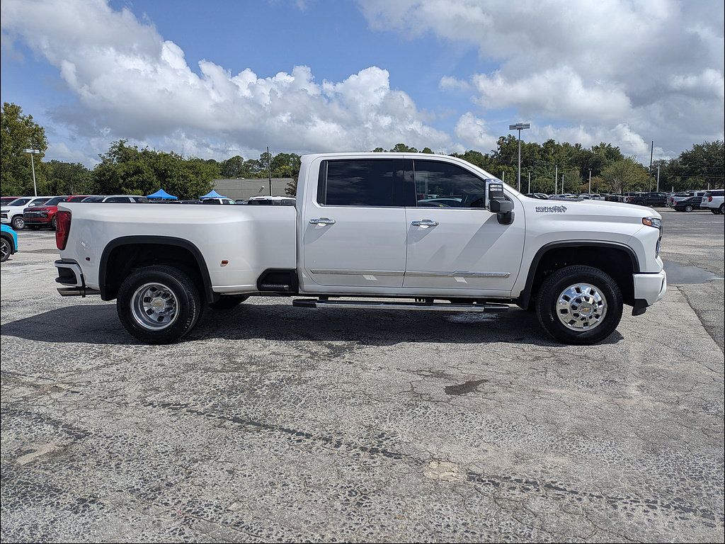 Used 2025 Chevrolet Silverado 3500 High Country w/ Technology Package AWD/4WD image 3