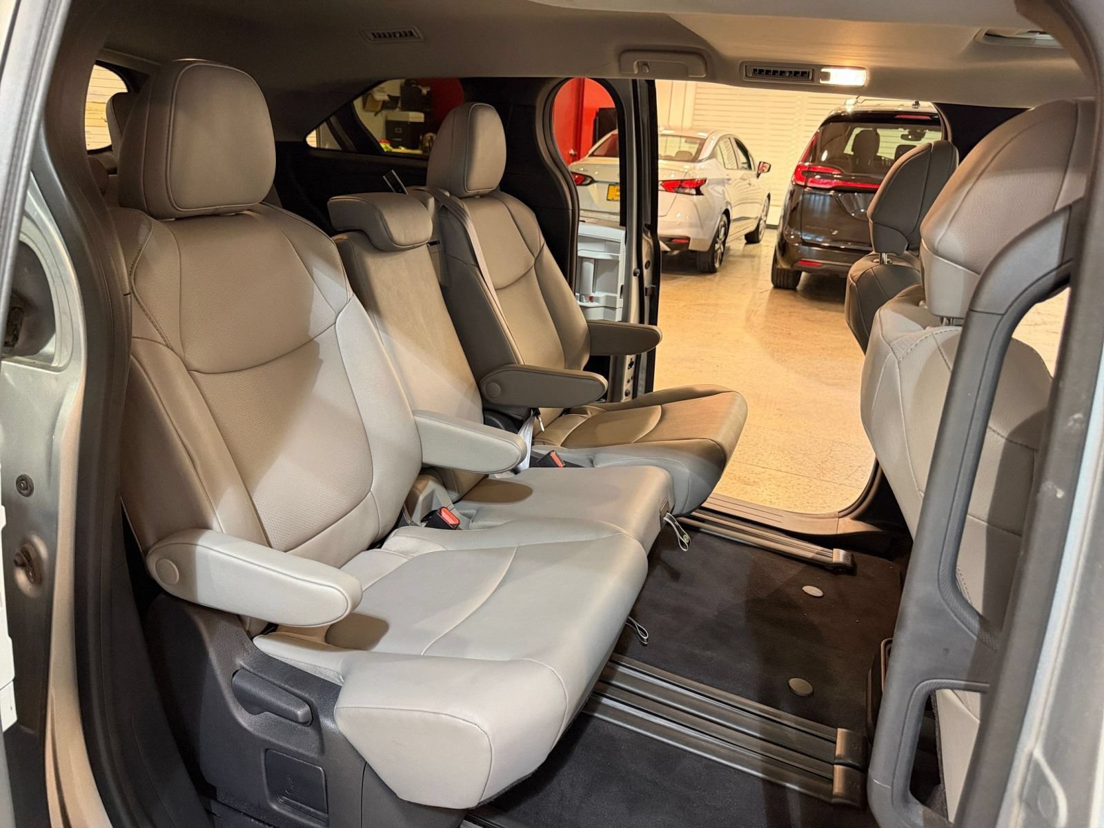 Used 2025 Toyota Sienna XLE FWD image 39