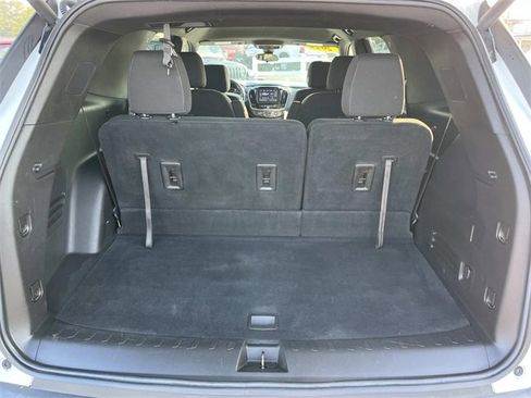 Used 2022 Chevrolet Traverse LT image 25