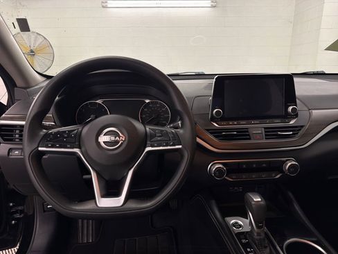 Used 2023 Nissan Altima 2.5 SV FWD image 9