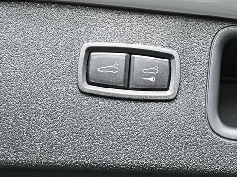 Certified 2025 Porsche Macan AWD image 30