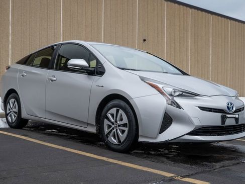 Used 2016 Toyota Prius Three image 2