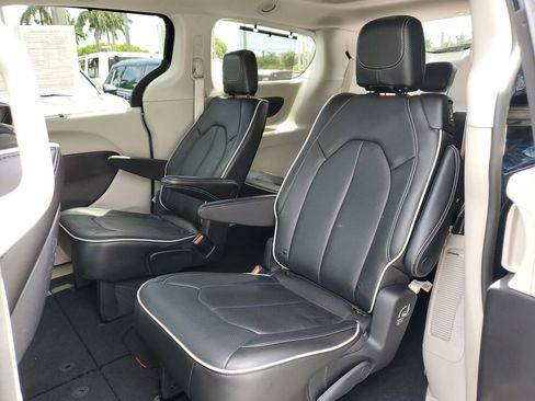 Used 2021 Chrysler Pacifica Limited w/ Uconnect Theater Family Group image 10