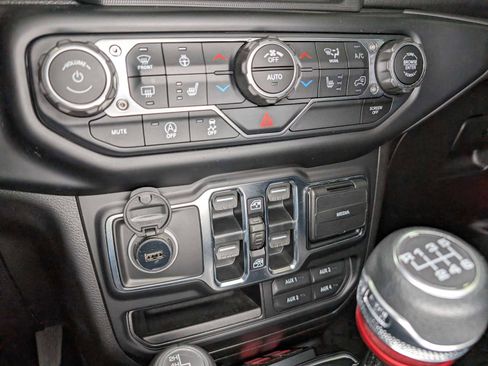 Used 2019 Jeep Wrangler Unlimited Sahara AWD/4WD image 37