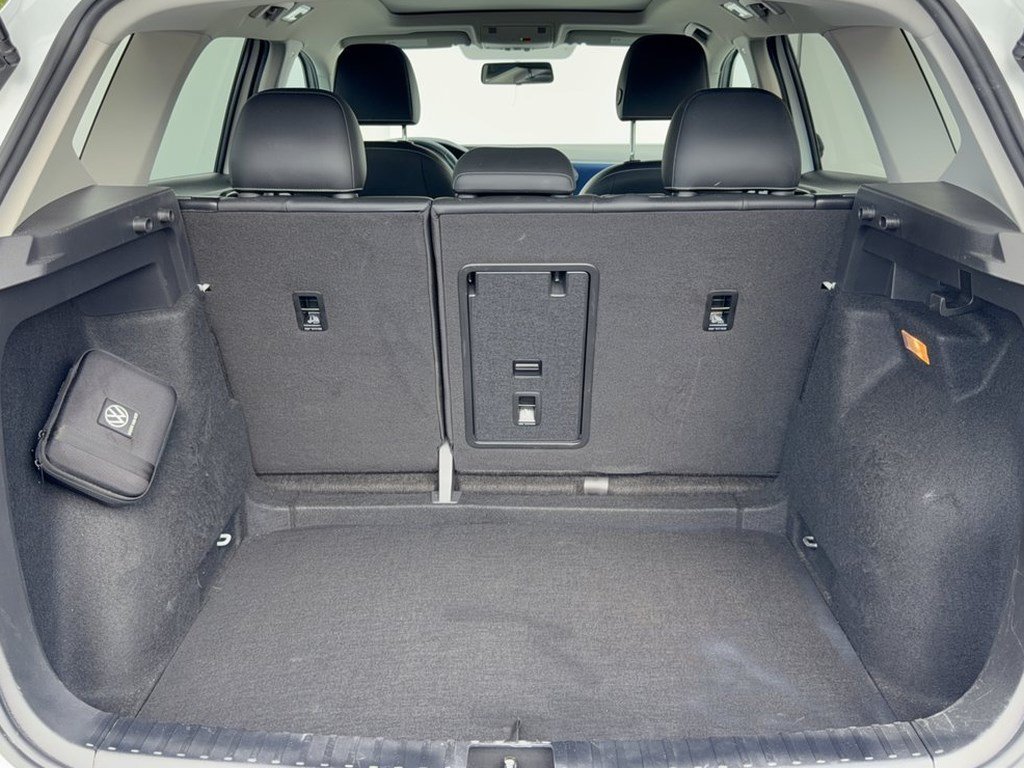 Used 2022 Volkswagen Taos SE w/ Panoramic Sunroof Package FWD image 28