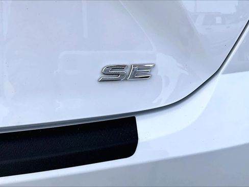 Used 2025 Toyota Camry SE image 9