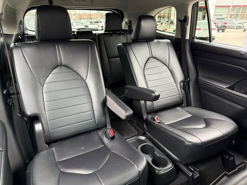 Certified 2024 Toyota Highlander XLE image 31