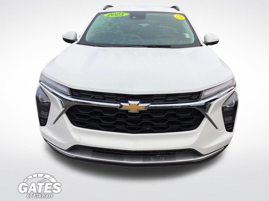 Used 2025 Chevrolet Trax LT w/ LT Convenience Package FWD image 2