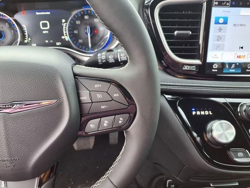 New 2026 Chrysler Pacifica Select image 11