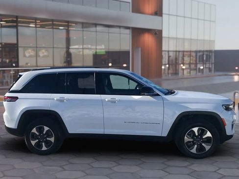 Used 2023 Jeep Grand Cherokee Sport Utility 4D image 4