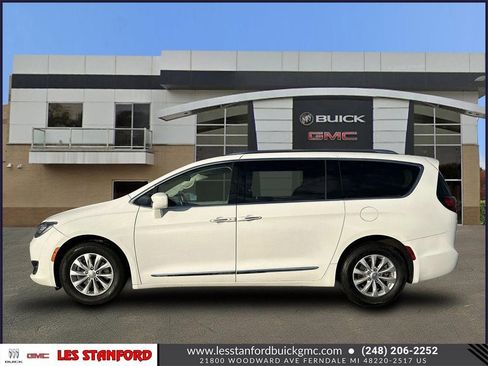 Used 2018 Chrysler Pacifica Touring-L image 2