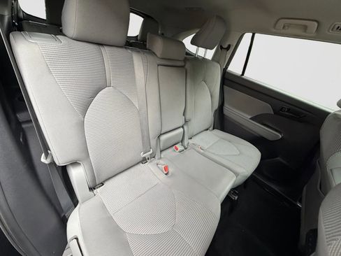 Used 2021 Toyota Highlander L AWD/4WD image 19