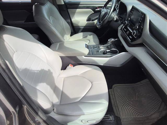 Used 2021 Toyota Highlander XLE AWD/4WD image 16