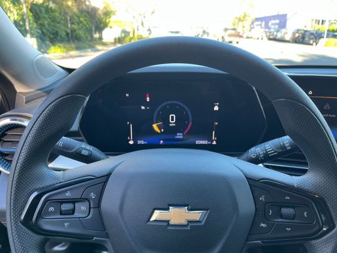 Used 2025 Chevrolet Trax LT image 25