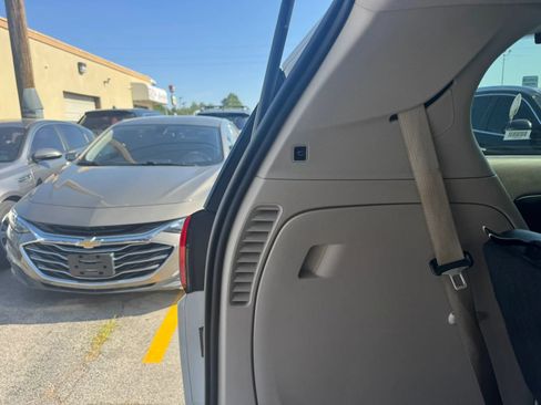 Used 2017 Chrysler Pacifica Touring-L FWD image 16