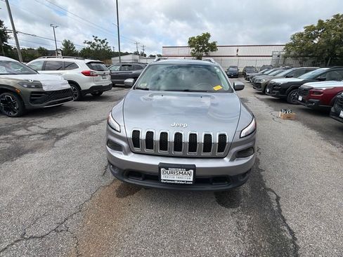 Used 2017 Jeep Cherokee Latitude w/ Cold Weather Group AWD/4WD image 2