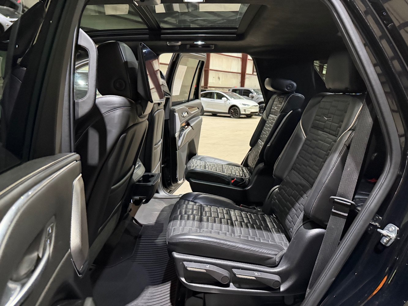 Used 2022 Cadillac Escalade Sport Platinum w/ LPO, ONYX Package AWD/4WD image 17