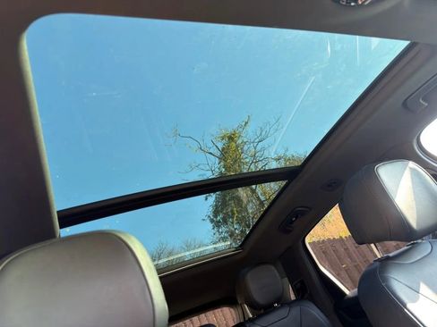 Used 2022 Porsche Cayenne Platinum Edition image 26