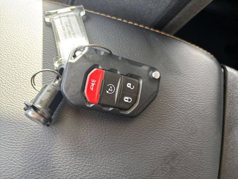 Used 2025 Jeep Wrangler Unlimited Sahara AWD/4WD image 21