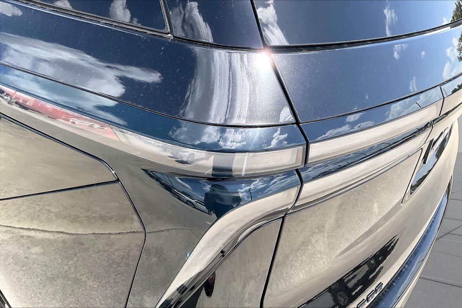 Used 2024 Chevrolet Traverse RS FWD image 27