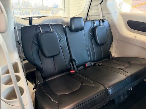 Used 2024 Chrysler Pacifica Touring-L image 10