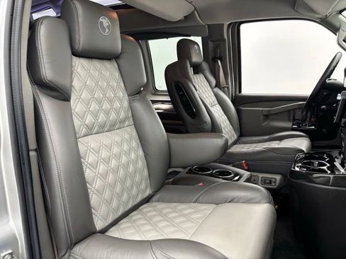 Used 2022 GMC Savana 2500 Extended w/ Enhanced Convenience Package image 23