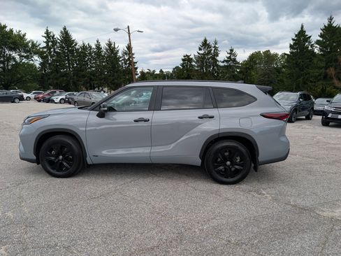 Used 2024 Toyota Highlander XLE AWD/4WD image 6