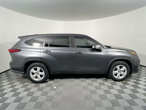 Used 2023 Toyota Highlander LE image 2