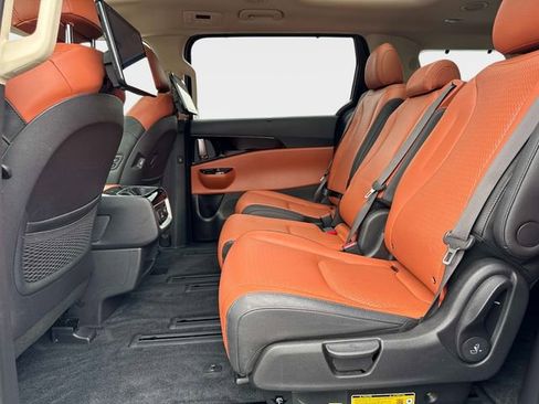 Used 2024 Kia Carnival SX Prestige image 11