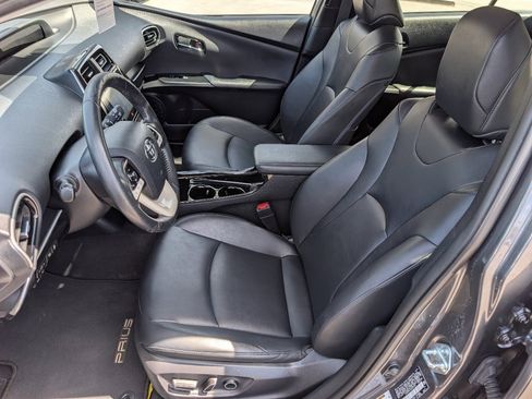 Used 2017 Toyota Prius Four w/ Premium Convenience Package FWD image 2