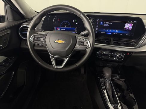 Used 2025 Chevrolet Trax LT w/ LT Convenience Package FWD image 12