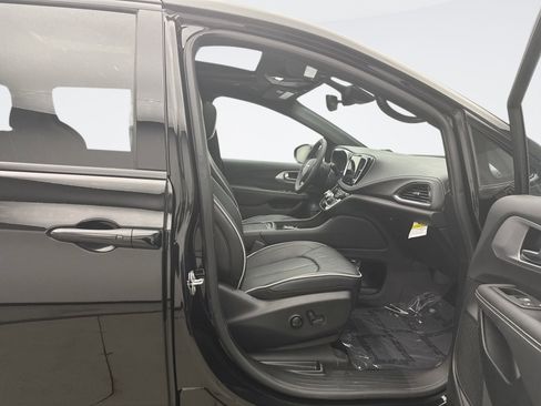 Used 2025 Chrysler Pacifica Limited image 18