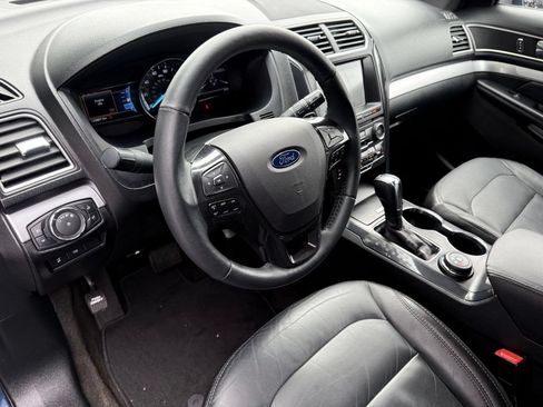 Used 2017 Ford Explorer XLT w/ Equipment Group 202A AWD/4WD image 13