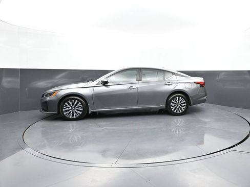Certified 2023 Nissan Altima 2.5 SV w/ SV Premium Package AWD/4WD image 4