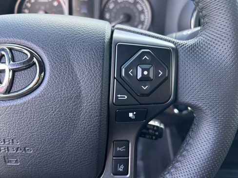 Used 2022 Toyota Tacoma TRD Off-Road w/ Technology Package AWD/4WD image 17