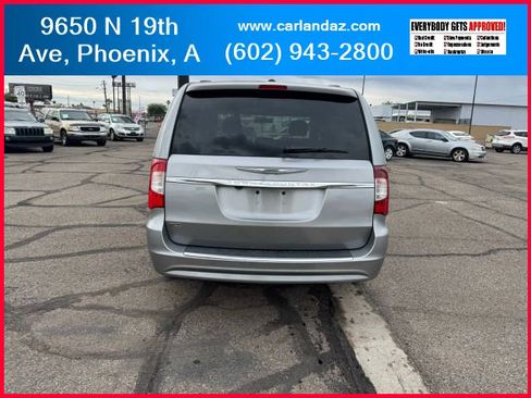 Used 2016 Chrysler Town & Country Touring image 7
